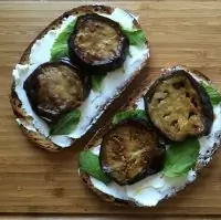 Утренний бутерброд с козьим сыром, мятой и баклажаном