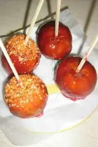 Яблоки на палочках в карамели