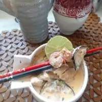 Cуп том-ям с баклажанами, курицей и морепродуктами