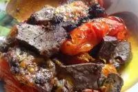 Теплый салат с помидорами и говядиной