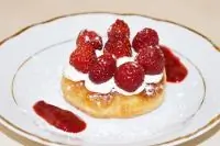 Слоенные пирожные с клубникой