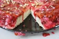 Пирог-перевертыш со сливами и грецкими орехами