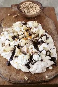 Торт безе с грушами, сливками, лесными орехами и шоколадным соусом