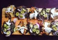 Тапас из баклажанов с лисичками и тапенадом