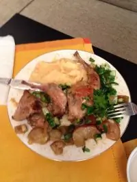 Кролик с яблоками, тушеный в вине