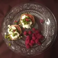 Десерт из инжира с малиной