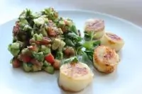 Гребешки с тартаром из авокадо