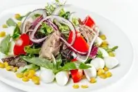 Салат с тунцом и моцареллой