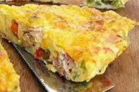 Багровый омлет с тремя видами колбас и шпинатом