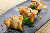 Хрустящие конвертики из теста с начинкой из банана и фиников