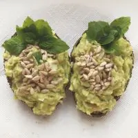 Лодочки из авокадо с креветками