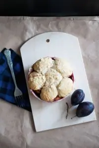 Сливовый коблер с миндалем