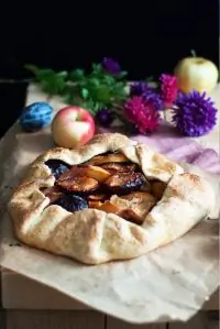Осенняя галета со сливами, персиками и яблоками