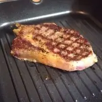 Рибай-стейк с картофельным пюре и сливочно-грибным соусом из сморчков