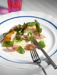 Куриный рулет с маринованным луком и виноградом