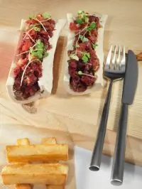 Тартар из говядины с тройной картошкой