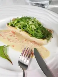 Кефаль с жареным огурцом, чесноком и медом