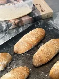 Багеты из семолины с кунжутом