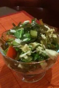 Салат восточной кухни с фучжу, морской капустой и соленым огурцом