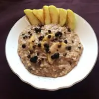 Овсяная каша с антоновкой, сушенной черникой и ревенем