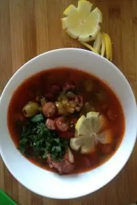 Солянка с копчеными ребрами и колбасками