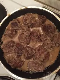 Куриная печень, тушеная со сметаной