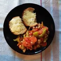 Теплый салат с белой фасолью