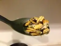 Чесночные мидии с ромом и розмарином