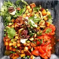 Теплый салат из тыквы сквош с зеленым горошком, сливочным сыром и карамелизированным луком