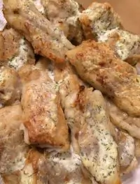 Минтай под сметанно-чесночным соусом