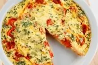 Омлет с помидорами и красным луком