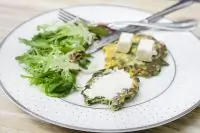 Кукурузные оладьи с овощами и сливочным сыром