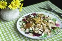 Теплый салат с карамелизованной грушей, миндалем и сливочным сыром