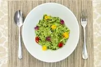 Сыроедческая паста из цукини с песто из шпината и семян подсолнуха