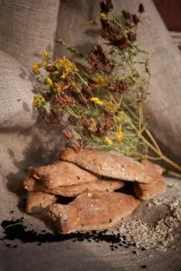 Крекеры с кунжутом и калинджи