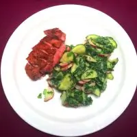 Утиная грудка с салатом из редиса и огурцов