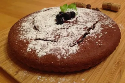 Пирог из кукурузной муки с черной смородиной