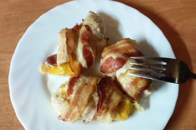 Куриные рулетики в беконе с сыром