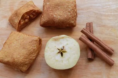 Блинчики с яблоками в карамели