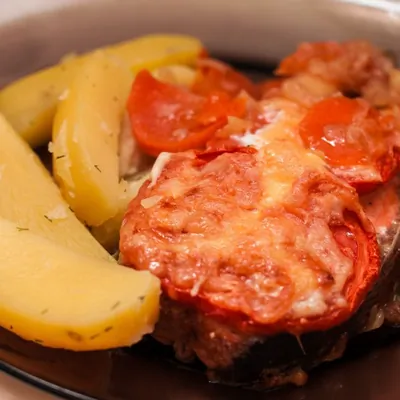 Запеченная кета под сырной корочкой с картофелем