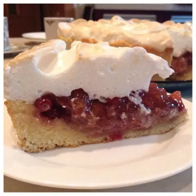 Яблочно-клюквенный тарт с меренгой