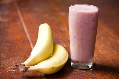 Банановый смузи с черникой
