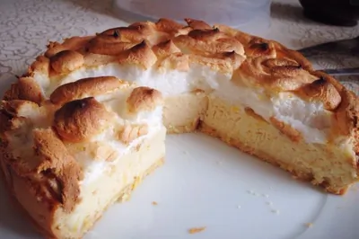 Лимонный пирог со сгущенкой под меренгой