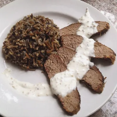 Говяжий стейк с соусом из хрена