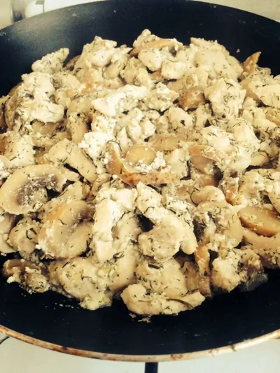 Куриное фрикасе с шампиньонами в сливочном соусе