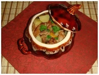 Картошка с грибами в горшочке