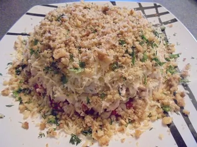 Слоеный салат с куриной грудкой и помидорами