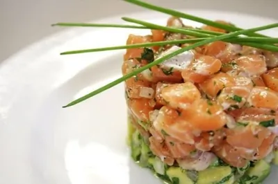 Тартар из лосося и каперсов