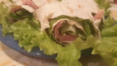 Рулет с ветчиной и сыром в лаваше