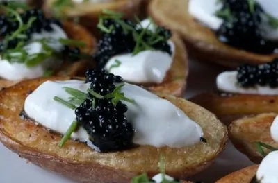 Запеченный картофель со сметаной и икрой